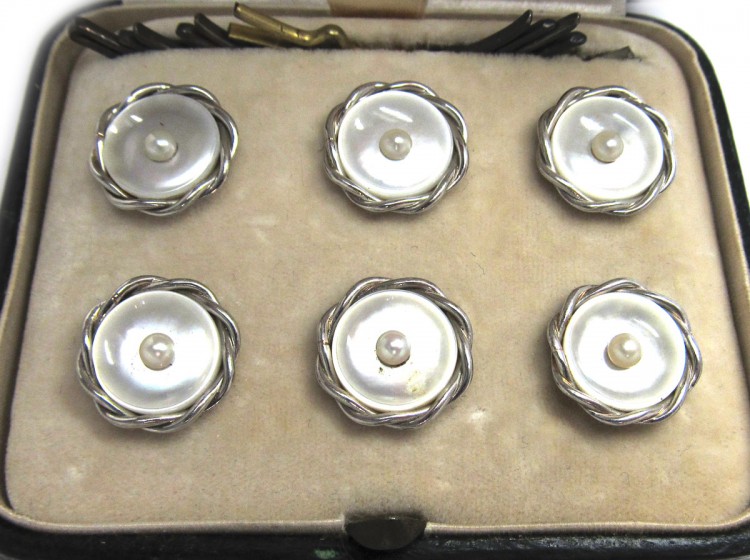 French Art Deco 18ct & Platinum & Mother of Pearl Buttons Dress Set in Original Case