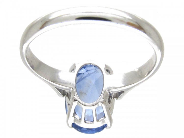 18ct White Gold Ring set with an Oval Natural Ceylon Sapphire