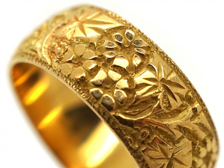 18ct Gold Wedding Band with Ivy Leaf Decoration