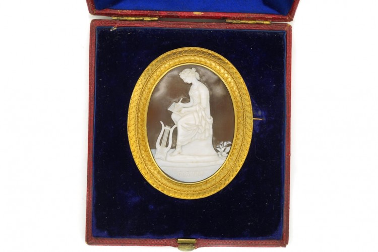 Victorian 18ct Gold Cameo Brooch in Original Case of Corinne