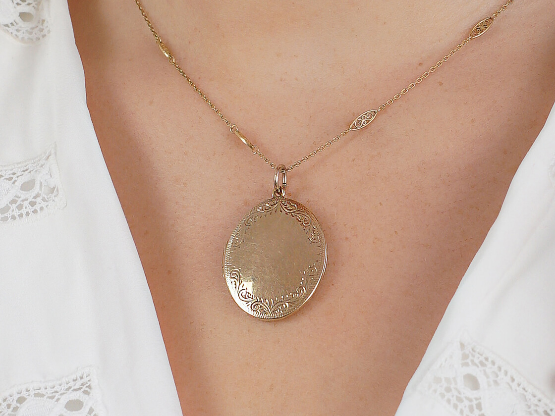 9ct Gold Oval Locket (420L) The Antique Jewellery Company