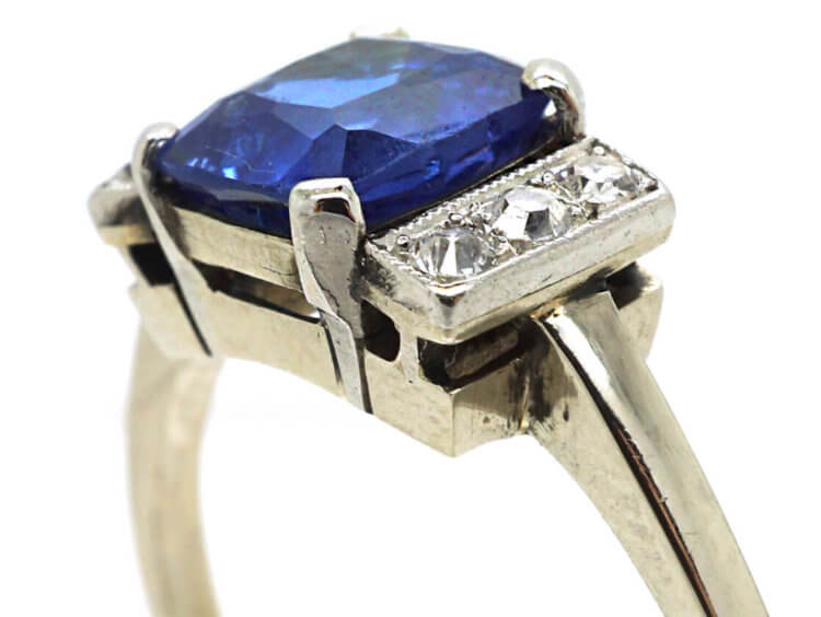 Art Deco 18ct White Gold & Sapphire Ring with Diamonds on either Side
