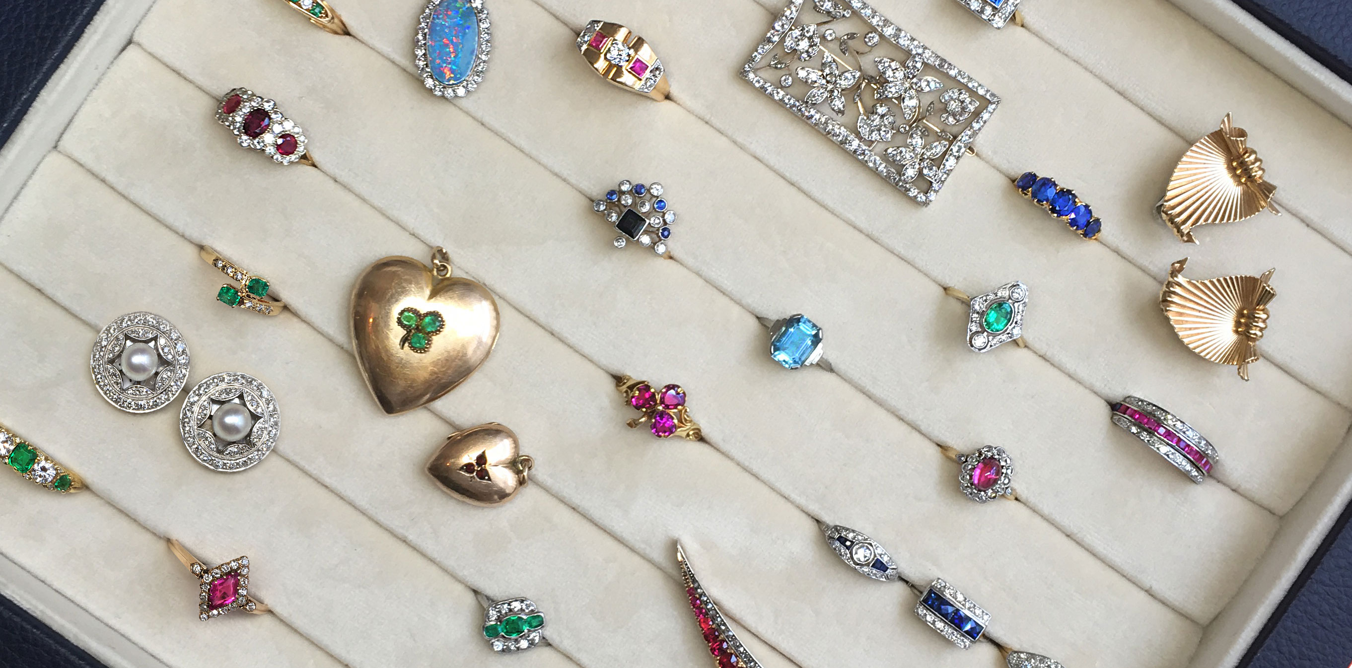 What’s the Difference Between Antique and Vintage Jewellery?