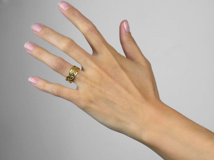 18ct Gold Ring with Ivy Leaf Design