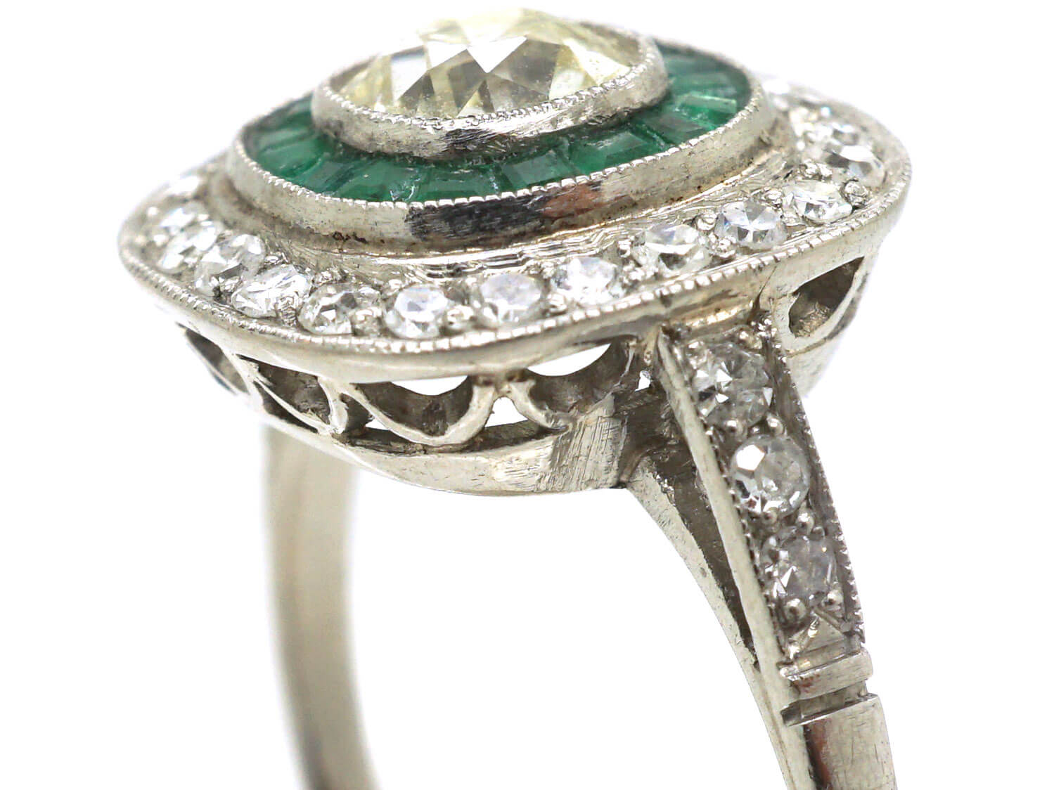 Art Deco Platinum, Emerald & Diamond Target Ring (600N) | The Antique
