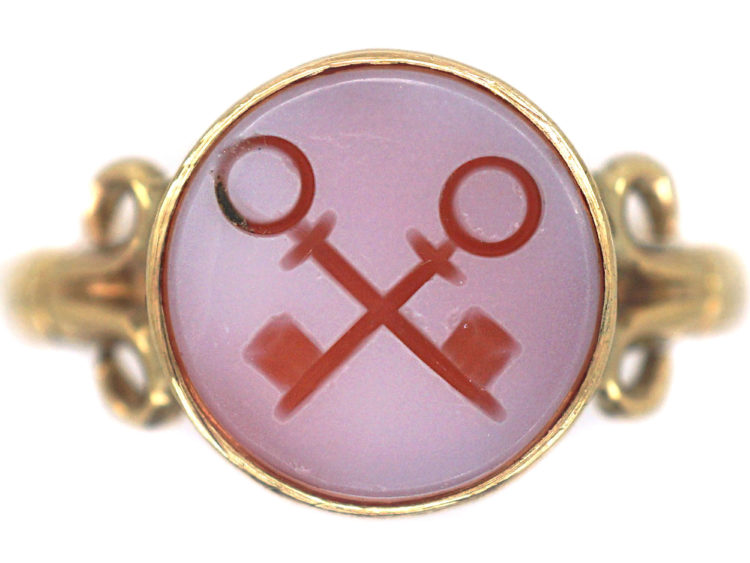 Victorian 9ct Gold Signet Ring set with a Carnelian with Intaglio of Two Cross Keys