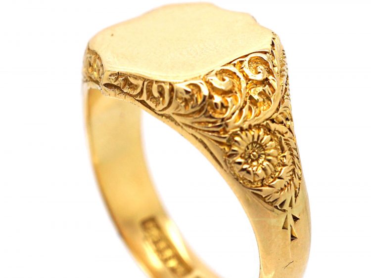 Victorian 18ct Gold Shield Shaped Signet Ring with Engraved Shoulders