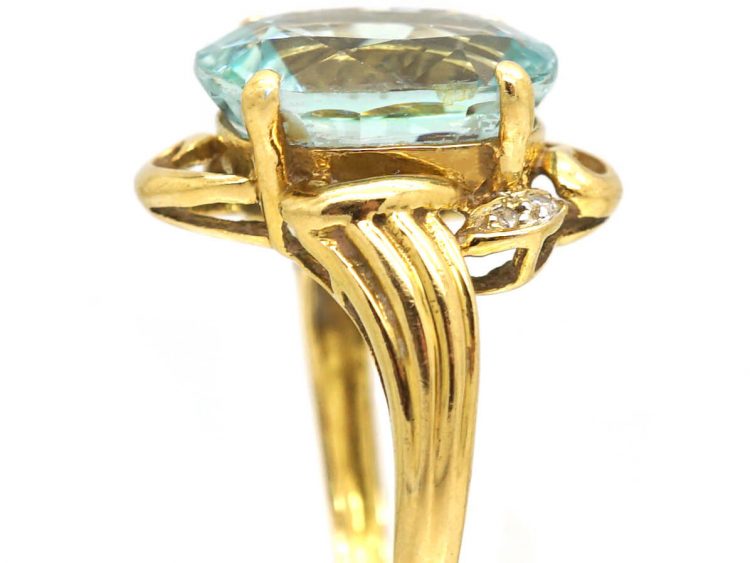 1950's 18ct Gold Ring set with an Aquamarine & Small Diamonds