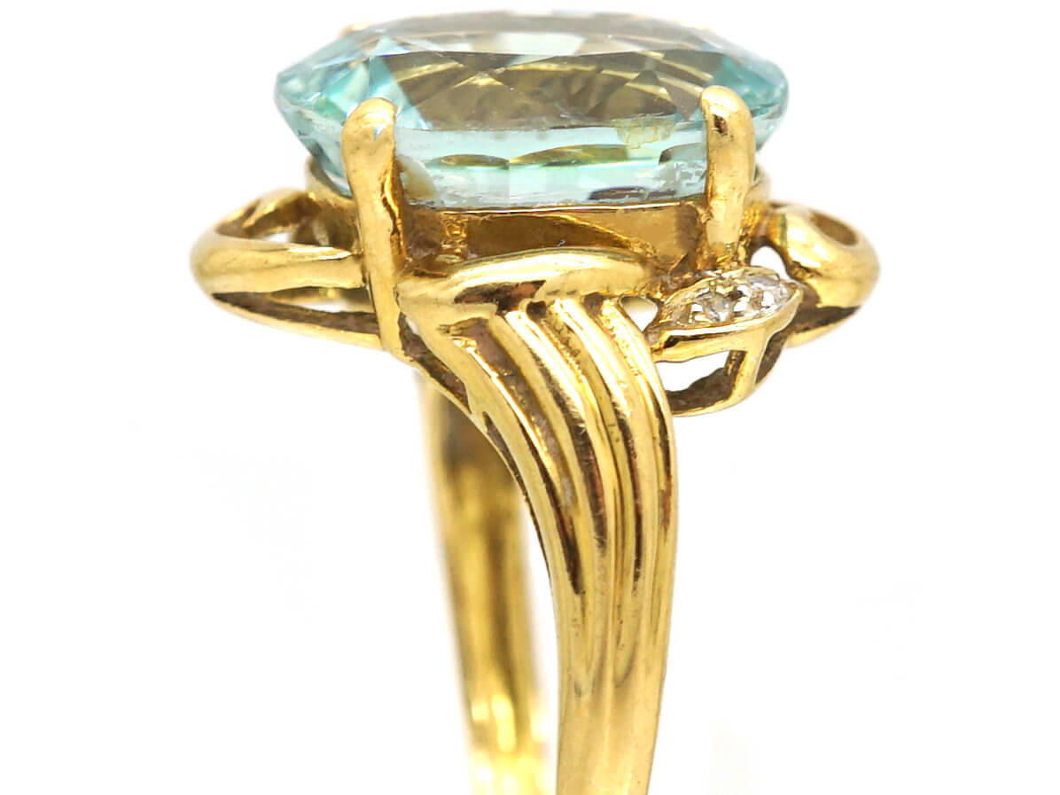 1950's 18ct Gold Ring set with an Aquamarine & Small Diamonds (651U ...