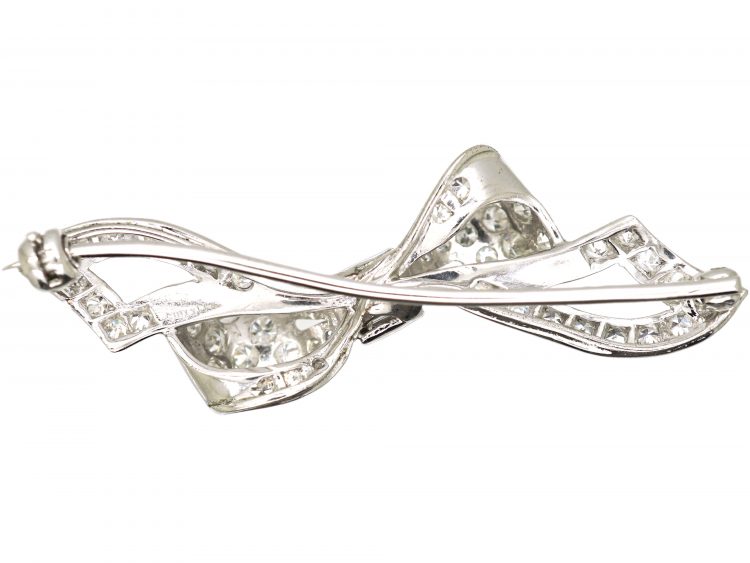 Art Deco 18ct White Gold Bow Brooch set with Diamonds