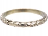 1950s 18ct White Gold Wedding Ring with Laurel Leaf Motif by Alabaster & Wilson