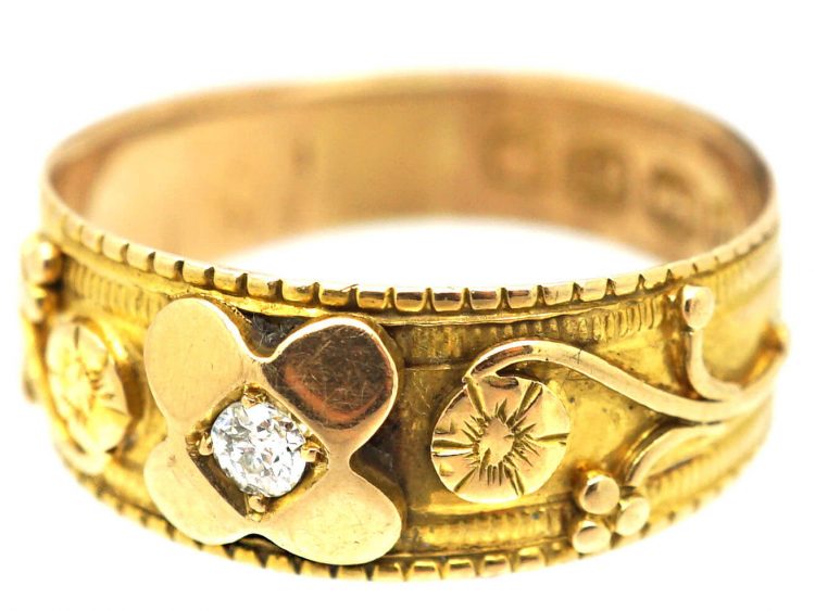 Edwardian 18ct Gold Ring with Flower Motifs and set with a Diamond