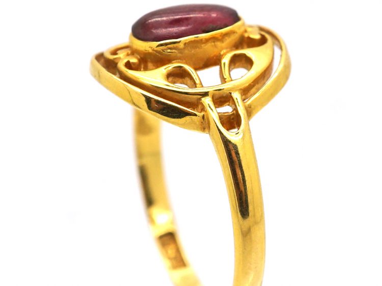 Art Nouveau 18ct Gold Ring set with a Garnet