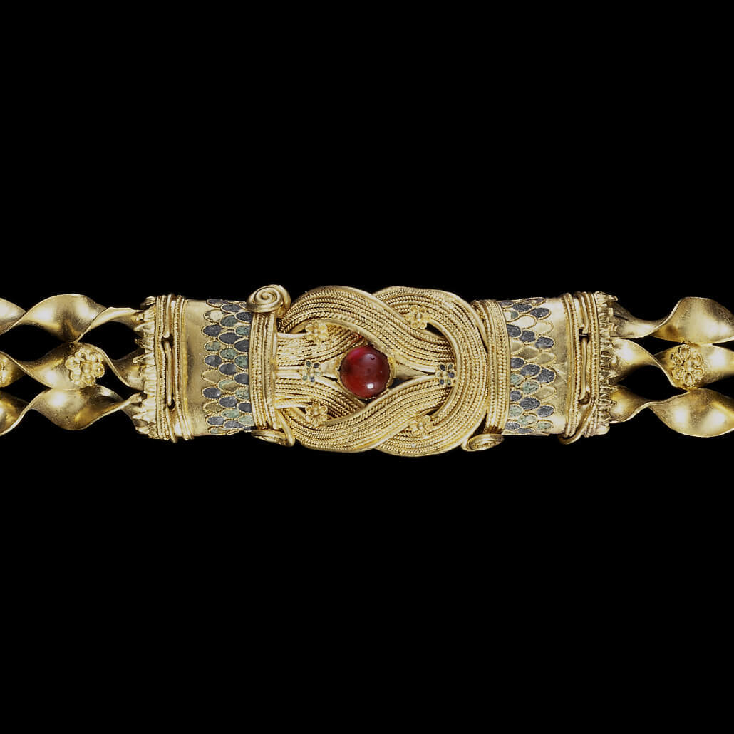 Gold diadem of twisted ribbons with a Herakles knot