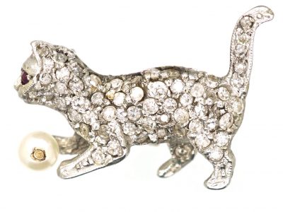 Edwardian 18ct White Gold Kitten Brooch set with Diamonds & a Natural Pearl with a Ruby Eye