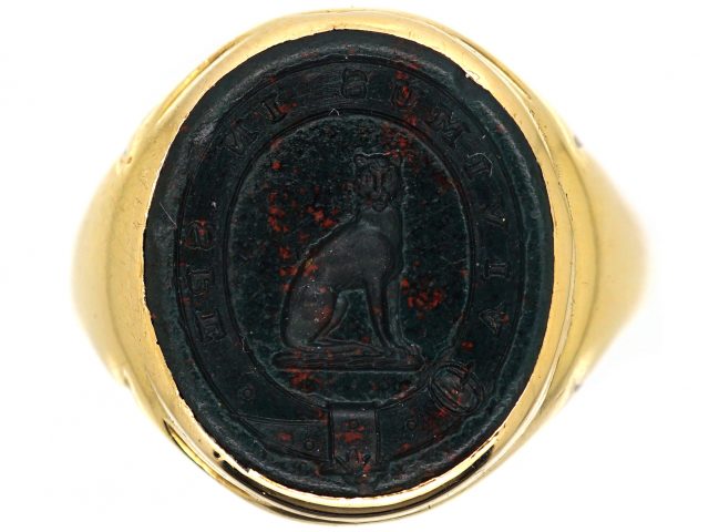 Victorian 18ct Gold Signet Ring set with a Bloodstone with Intaglio of a Cat
